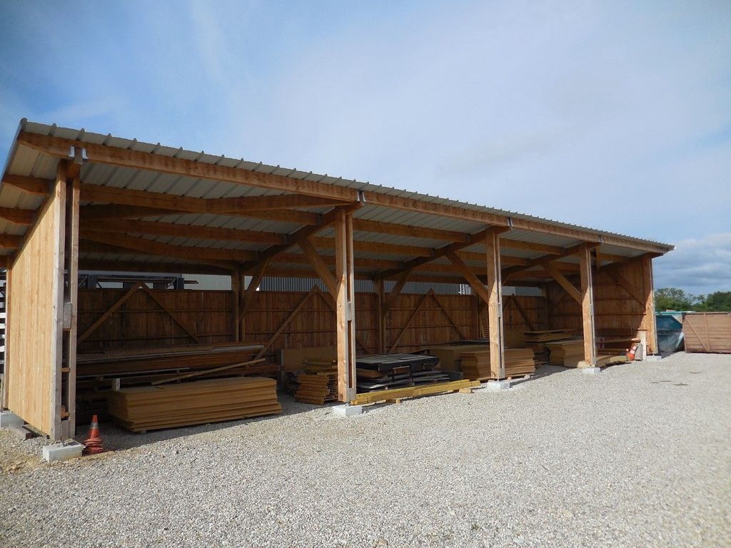 Hangar de stockage en bois en partie fermé