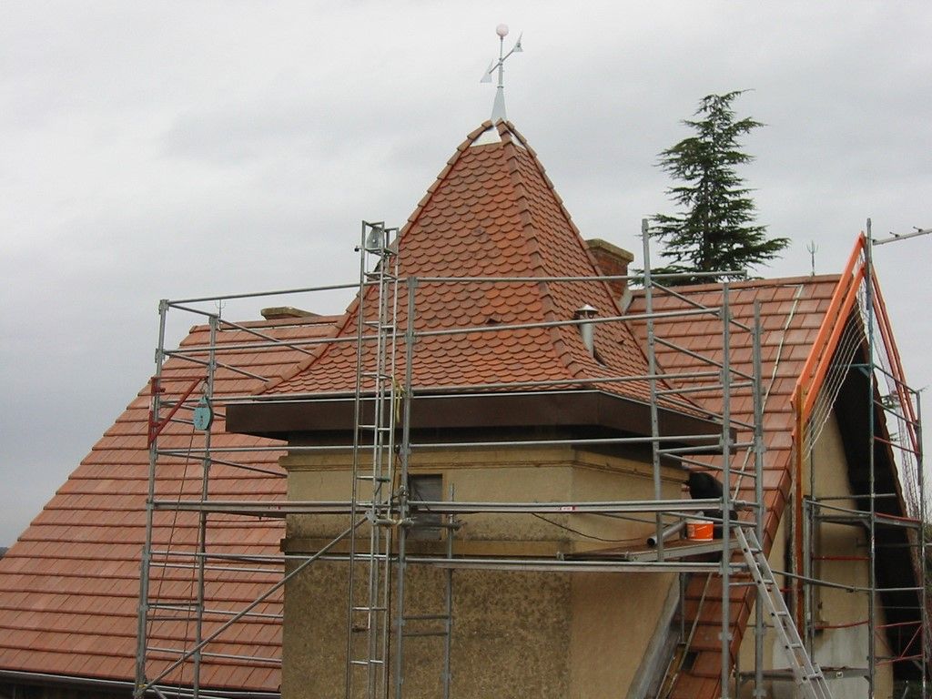 Rénovation de la couverture d'une tour carrée en tuile écaille à Chaponost