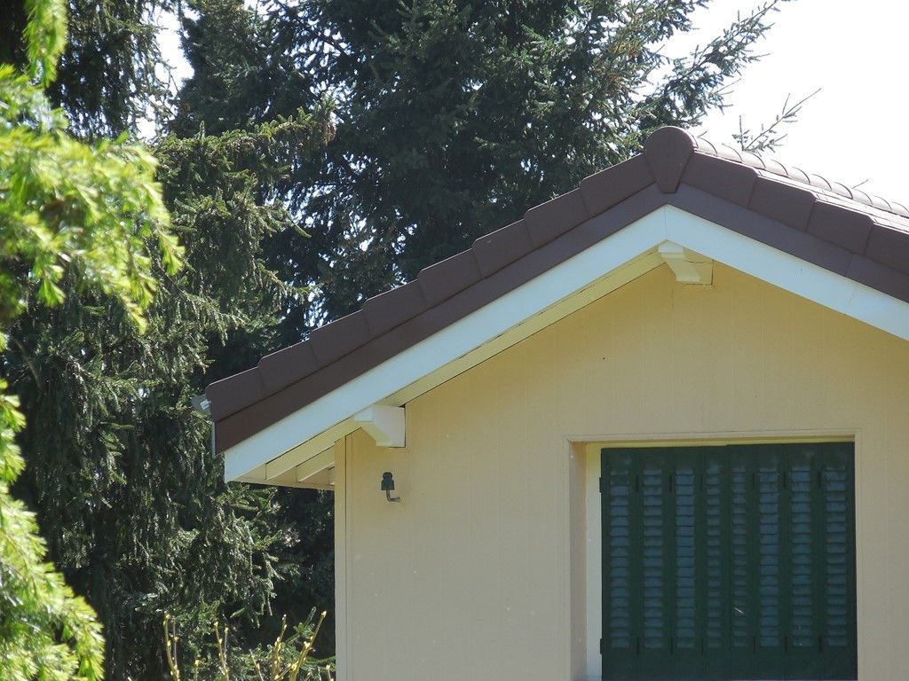 Traitement de l'épaississement du toit par un double bandeau de couleur différente pour atténuer l'effet