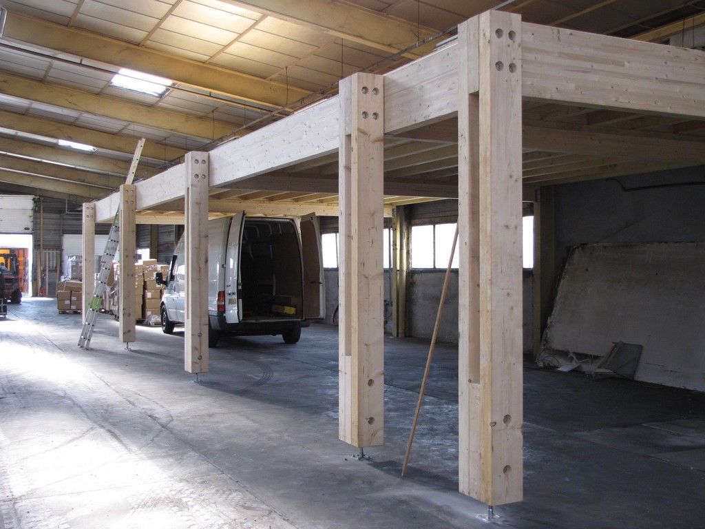 Structure bois pour bureaux dans un local industriel