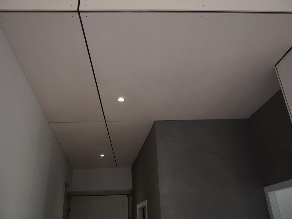 Le plafond de l'entré en panneaux bois avec ses spots