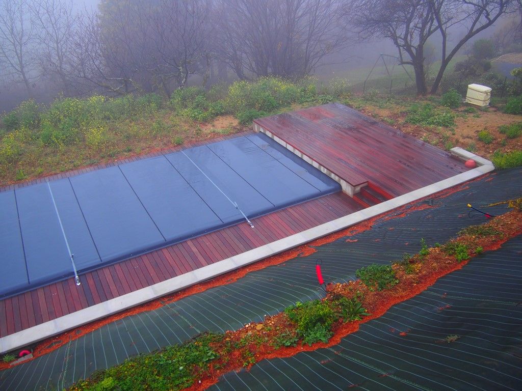 Terrasse basse de la piscine sur support bois